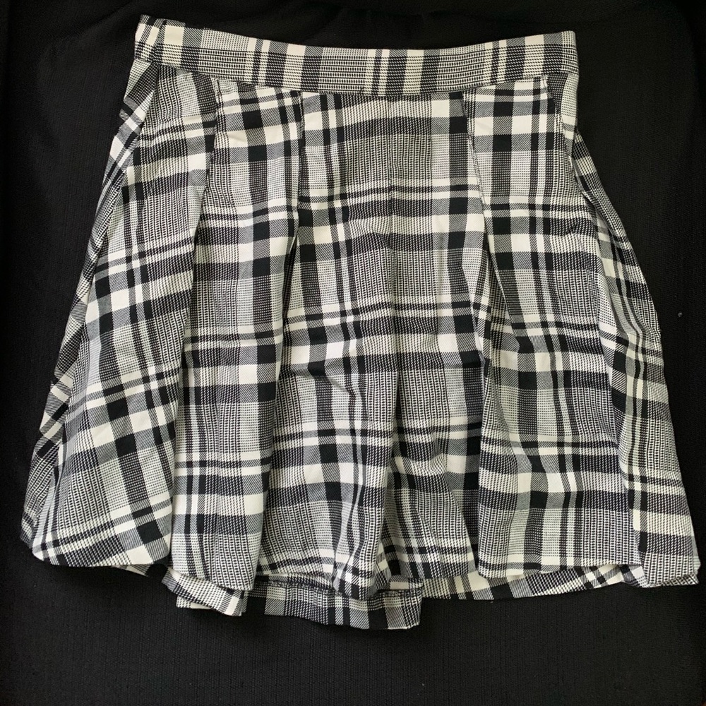 H&M pleated skirt. 💃🏽